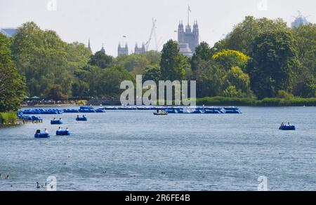 Londra, Regno Unito. 9th giugno 2023. La gente gode del sole in pedalò sulla Serpentine a Hyde Park mentre le temperature salpano nella capitale. Credit: Vuk Valcic/Alamy Live News Foto Stock