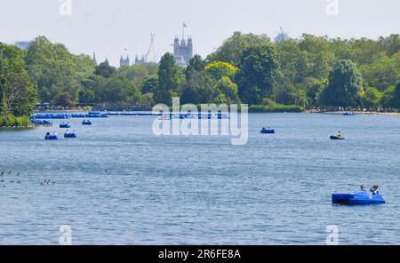 Londra, Regno Unito. 9th giugno 2023. La gente gode del sole in pedalò sulla Serpentine a Hyde Park mentre le temperature salpano nella capitale. Credit: Vuk Valcic/Alamy Live News Foto Stock