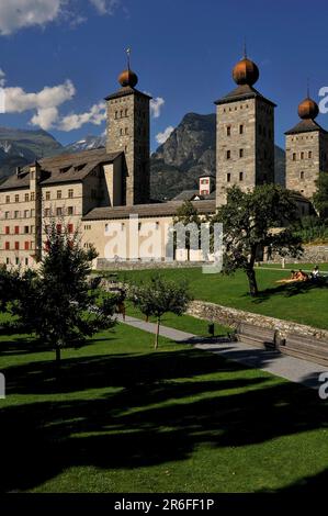 Lo Stockalper Palace o Stockalperpalast a Brig, nel Canton Vallese, nella Svizzera alpina meridionale. Questo palazzo barocco è stato costruito nel 1600s da un imprenditore fabulously ricco, Kaspar Stockalper. Le sue tre torri quadrate, ciascuna sormontata da una cupola dorata a cipolla, prendono il nome da uno dei tre Magi Biblici. Naturalmente, la torre più alta è chiamata "Kaspar" o "Caspar". Foto Stock