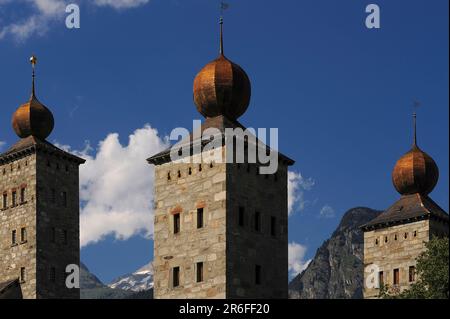 Tre torri quadrate, ciascuna sormontata da una cupola dorata a cipolla, del Palazzo Stockalper o Stockalperpalast, costruito nel 1600s a Brig nel Canton Vallese, nella Svizzera meridionale alpina. Una volta si diceva che le cupole fossero ricoperte d'oro; tuttavia, negli anni '1800s furono descritte da John Ruskin come ricoperte da fogli di latta di colore giallo. Foto Stock