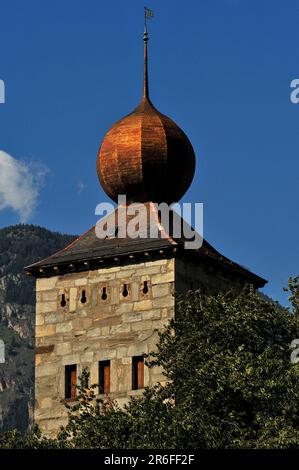 Una delle tre torri quadrate, ciascuna sormontata da una cupola dorata a cipolla, dello Stockalper Palace o Stockalperpalast a Brig, nel Canton Vallese, nella Svizzera alpina meridionale. Il palazzo fu costruito nel 1600s da un imprenditore favoloso e ricco, Kaspar von Stockalper, e si diceva che le cupole di cipolla fossero state ricoperte d'oro per proclamare le immense ricchezze di Stockalper. Foto Stock