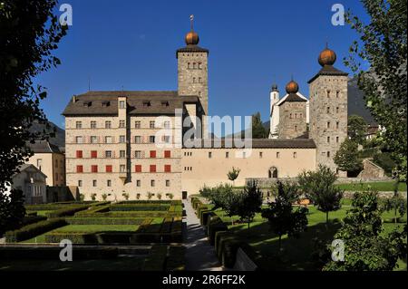 Il barocco Stockalper Palace o Stockalperpalast, le sue tre torri quadrate sormontate ciascuna da una cupola dorata a cipolla, a Brig nel Canton Vallese, Svizzera. Costruito negli anni '1600s da un favoloso imprenditore ricco, Kaspar Stockalper, il palazzo fu il più grande edificio secolare della Svizzera al momento della sua costruzione. Foto Stock