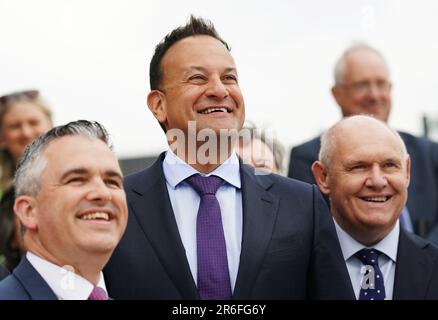 Taoiseach Leo Varadkar (centro) all'apertura ufficiale del Clonmel Sports Hub al TUS Clonmel Campus, Co. Tipperary. Il Taoiseach ha delineato le sfide che l'Irlanda sta affrontando nell'accogliere decine di migliaia di rifugiati dall'Ucraina e da altre parti del mondo. Data immagine: Venerdì 9 giugno 2023. Foto Stock