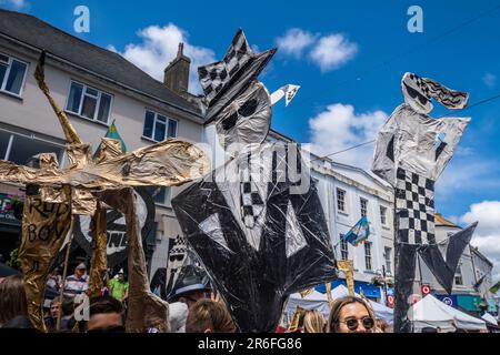 Grandi figure in carta e withy Rude Boy Two Tone trasportate durante le celebrazioni del giorno di Mazey come parte del Festival di Golowan a Penzance in Cornovaglia in t Foto Stock