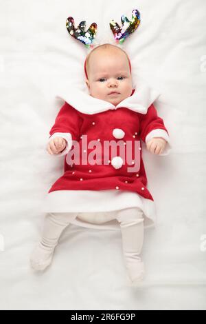 Bambina vestita in abito Santa con corna. Vista dall'alto Foto Stock