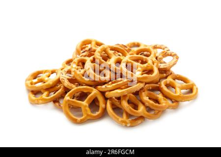 Pretzel salati isolati su sfondo bianco. Spuntini. Vista dall'alto Foto Stock