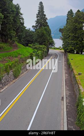 Panoramica di una strada lungo il Lago di Como, Lombardia, Italia Foto Stock