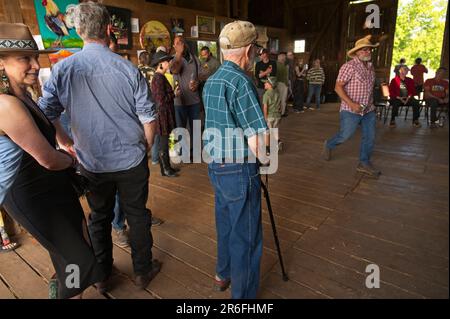 STATI UNITI: 05-19-2023: Georges Mill Farm ha ospitato una danza fienile vecchio stile con musica locale e grande cibo. Sam e Molly Kroiz hanno ospitato l'evento Foto Stock