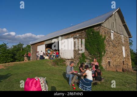 STATI UNITI: 05-19-2023: Georges Mill Farm ha ospitato una danza fienile vecchio stile con musica locale e grande cibo. Sam e Molly Kroiz hanno ospitato l'evento Foto Stock