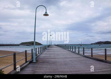 Un molo con lampioni a Coffs Harbour sulla costa orientale dell'Australia Foto Stock