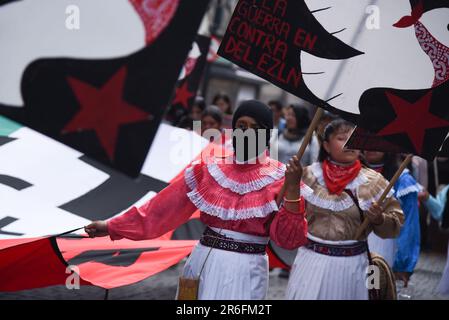 8 giugno 2023, Città del Messico, Messico: Membri delle comunità zapatiste, organizzazioni, attivisti e sostenitori dell'Esercito di liberazione nazionale zapatista (EZLN) prendono parte alla marcia d'azione globale contro gli attacchi paramilitari in Chiapas, chiedendo la fine degli attacchi contro le comunità zapatiste. Il 8 giugno 2023 a Città del Messico. (Foto di Marco Rodríguez / Eyepix Group/Sipa USA) Foto Stock