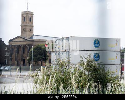 Sheerness, Kent, Regno Unito. 9th giugno, 2023. Il figlio di Python Michael Palin ha salvato una chiesa dalle sue rovine danneggiate dal fuoco nel 2001, in una sorprendente trasformazione. Il restauro di £9,5 milioni di dollari della Sheerness Dockyard Church nel Kent ha visto la conchiglia bruciata trasformarsi in un centro commerciale per i giovani, che dovrebbe essere aperto a luglio. La storica chiesa navale (parte dell'ex Royal Dockyard) situata all'ingresso dei Shearness Docks, nella foto di questo pomeriggio. Credit: James Bell/Alamy Live News Foto Stock