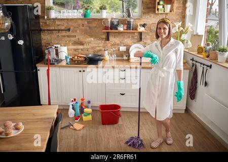 La donna in cucina lava pavimenti. Casalinga fa la pulizia in cucina Foto  stock - Alamy