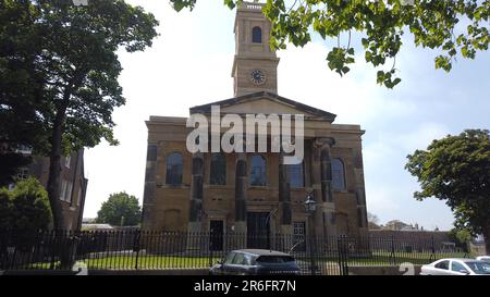 Sheerness, Kent, Regno Unito. 9th giugno, 2023. Il figlio di Python Michael Palin ha salvato una chiesa dalle sue rovine danneggiate dal fuoco nel 2001, in una sorprendente trasformazione. Il restauro di £9,5 milioni di dollari della Sheerness Dockyard Church nel Kent ha visto la conchiglia bruciata trasformarsi in un centro commerciale per i giovani, che dovrebbe essere aperto a luglio. La storica chiesa navale (parte dell'ex Royal Dockyard) situata all'ingresso dei Shearness Docks, nella foto di questo pomeriggio. Credit: James Bell/Alamy Live News Foto Stock