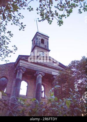 Sheerness, Kent, Regno Unito. 9th giugno, 2023. [FILE PIC of ruits from July 2009] il figlio di Python Michael Palin ha salvato una chiesa dalle sue rovine danneggiate dal fuoco nel 2001, in una trasformazione sorprendente. Il restauro di £9,5 milioni di dollari della Sheerness Dockyard Church nel Kent ha visto la conchiglia bruciata trasformarsi in un centro commerciale per i giovani, che dovrebbe essere aperto a luglio. La storica chiesa navale (parte dell'ex Royal Dockyard) si trova all'ingresso dei Sheerness Docks. Credit: James Bell/Alamy Live News Foto Stock