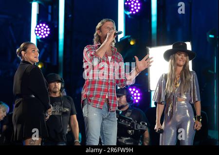 Elle King, Dierks Bentley e Lainey Wilson sul palco durante il giorno 1 del CMA Fest al Nissan Stadium giovedì 8 giugno 2023 a Nashville, Tennessee. Foto: Amiee Stubbs/ImageSPACE/Sipa USA Foto Stock