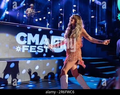 Carly Pearce si esibisce durante il giorno 1 del CMA Fest al Nissan Stadium giovedì 8 giugno 2023 a Nashville, Tennessee. Foto: Amiee Stubbs/ImageSPACE/Sipa USA Foto Stock