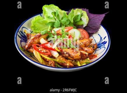 Calamari fritti con verdure su sfondo nero per un menu Foto Stock