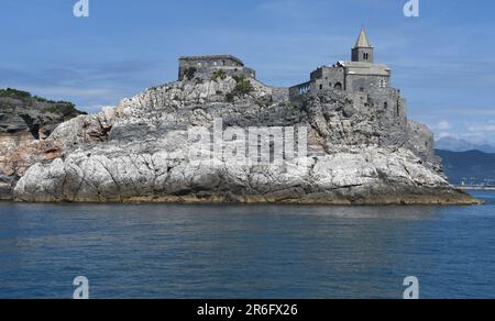 Italia - Porto Venere - 8 maggio 2022: La chiesa romanica di San Pietro è un edificio religioso cattolico di Porto Venere sotto il Castello Doria. Foto Stock