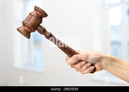 Someones mano azienda diritto in legno martello Foto Stock
