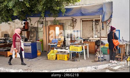 Monastir, Tunisia, 19 gennaio 2023: Semplice venditore di articoli elettrici usati, utensili e elettrodomestici da cucina a Monastir Foto Stock