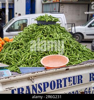 Monastir, Tunisia, 19 gennaio 2023: Pick-up camion con una montagna di fagioli sul letto del camion è parcheggiato a lato della strada, in attesa di acquisto di fagioli Foto Stock