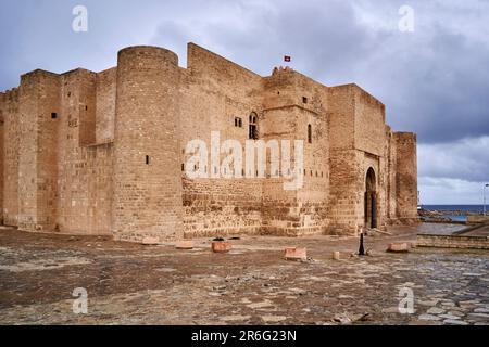 Monastir, Tunisia, 19 gennaio 2023: Antica fortificazione storica fatta di pietre grossolane scavate sulla costa tunisina Foto Stock