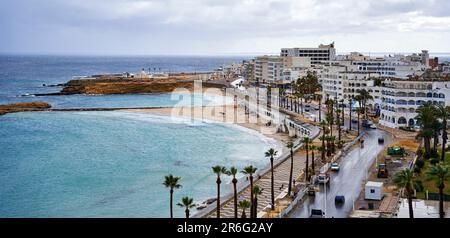 Monastir, Tunisia, 19 gennaio 2023: Vista aerea del lungomare con una strada adiacente nella città turistica di Monastir Foto Stock