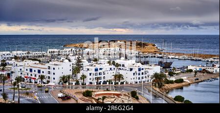 Monastir, Tunisia, 19 gennaio 2023: Vista sul porto turistico con residenze turistiche di lusso a Monastir Foto Stock