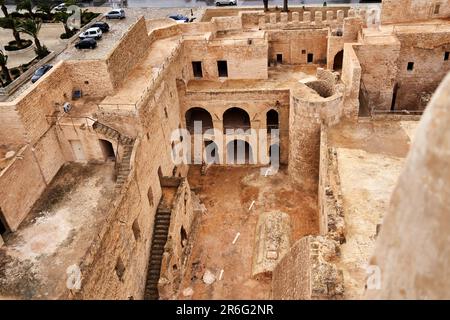 Monastir, Tunisia, 19 gennaio 2023: Vista sul cortile interno delle antiche fortificazioni storiche alla punta della penisola di Monastir Foto Stock