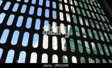 Semarang, Giava Centrale Indonesia 2019, l'oggetto di un edificio residenziale di appartamenti presi nell'ascensore alimak del progetto la mattina, con uno sfondo blu cielo, inn Semarang Giava Centrale Indonesia 2019. Foto Stock