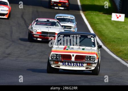 Tim Clarke, Triumph Dolomite Sprint, HRDC ‘Gerry Marshall’ Trophy Series, oltre 30 vetture in griglia per una gara di quarantacinque minuti a due piloti con p Foto Stock