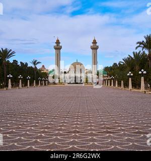 Monastir, Tunisia, 19 gennaio 2023: Grande, generosamente progettato piazzale al mausoleo di Habib Bourguiba, il fondatore della Tunisia Foto Stock