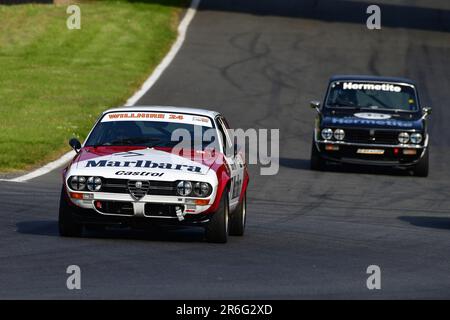 James Gibbons, Kei Ando, Alfa Romeo Alfetta GTV, HRDC ‘Gerry Marshall’ Trophy Series, oltre 30 vetture in griglia per una gara di quarantacinque minuti a due piloti Foto Stock