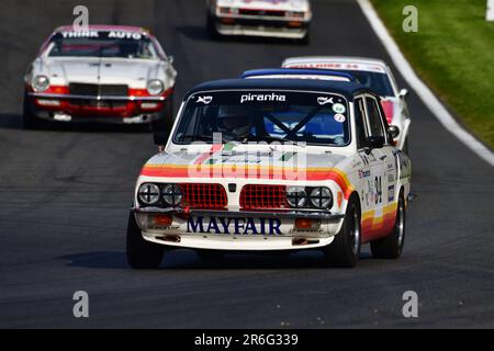 Tim Clarke, Triumph Dolomite Sprint, HRDC ‘Gerry Marshall’ Trophy Series, oltre 30 vetture in griglia per una gara di quarantacinque minuti a due piloti con p Foto Stock