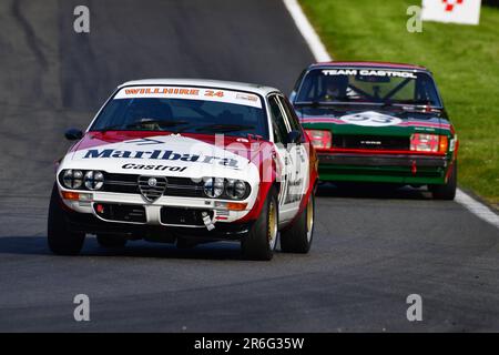 James Gibbons, Kei Ando, Alfa Romeo Alfetta GTV, HRDC ‘Gerry Marshall’ Trophy Series, oltre 30 vetture in griglia per una gara di quarantacinque minuti a due piloti Foto Stock