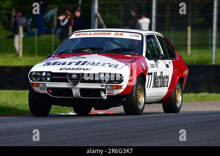 James Gibbons, Kei Ando, Alfa Romeo Alfetta GTV, HRDC ‘Gerry Marshall’ Trophy Series, oltre 30 vetture in griglia per una gara di quarantacinque minuti a due piloti Foto Stock