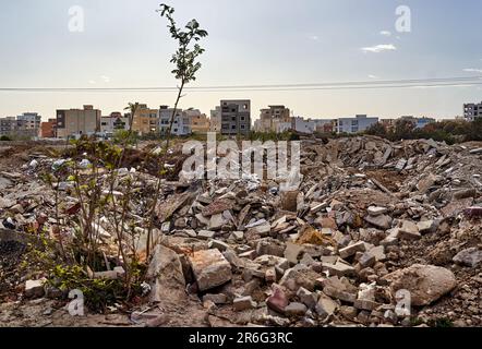 Monastir, Tunisia, 19 gennaio 2023: Cumuli di macerie e discariche alla periferia di un povero insediamento suburbano in Nord Africa in Tunisia Foto Stock