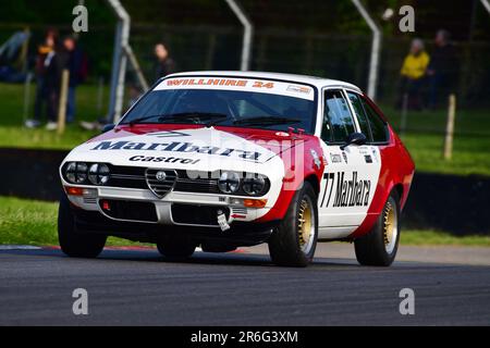 James Gibbons, Kei Ando, Alfa Romeo Alfetta GTV, HRDC ‘Gerry Marshall’ Trophy Series, oltre 30 vetture in griglia per una gara di quarantacinque minuti a due piloti Foto Stock