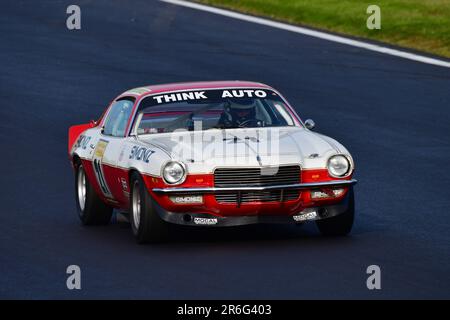 Graham Bryant, Chevrolet Camaro Z28, HRDC ‘Gerry Marshall’ Trophy Series, oltre 30 vetture in griglia per una gara di quarantacinque minuti a due piloti con p Foto Stock