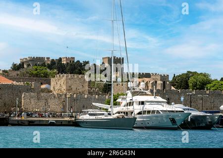 Griechenland, Rhodos-Stadt, Altstadt, Blick über den Kolona-Hafen auf die mittelalterliche Stadtbefesteggung Foto Stock