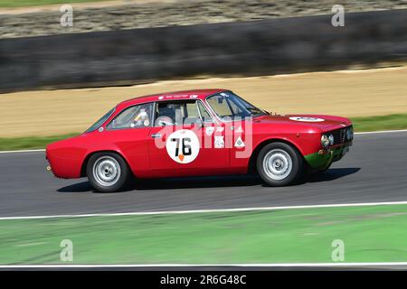 David Erwin, Alfa Romeo 2000 GTV, HRDC ‘Gerry Marshall’ Trophy Series, oltre 30 vetture in griglia per una gara di quarantacinque minuti a due piloti con pre- Foto Stock