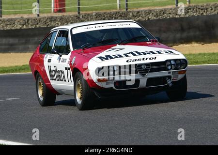 James Gibbons, Kei Ando, Alfa Romeo Alfetta GTV, HRDC ‘Gerry Marshall’ Trophy Series, oltre 30 vetture in griglia per una gara di quarantacinque minuti a due piloti Foto Stock