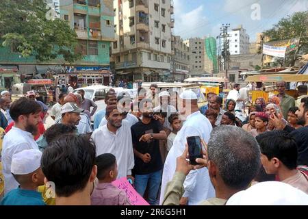 I residenti di Lyari stanno organizzando una manifestazione di protesta contro il prolungamento della distribuzione del gas e del carico di elettricità nella loro zona, nella zona di Lyari a Karachi venerdì 9 giugno 2023. Credit: Asianet-Pakistan/Alamy Live News Foto Stock