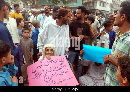 I residenti di Lyari stanno organizzando una manifestazione di protesta contro il prolungamento della distribuzione del gas e del carico di elettricità nella loro zona, nella zona di Lyari a Karachi venerdì 9 giugno 2023. Credit: Asianet-Pakistan/Alamy Live News Foto Stock