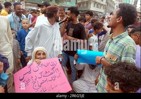 I residenti di Lyari stanno organizzando una manifestazione di protesta contro il prolungamento della distribuzione del gas e del carico di elettricità nella loro zona, nella zona di Lyari a Karachi venerdì 9 giugno 2023. Credit: Asianet-Pakistan/Alamy Live News Foto Stock