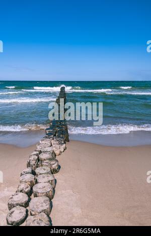 Groin resiste alle onde del Mar Baltico Foto Stock