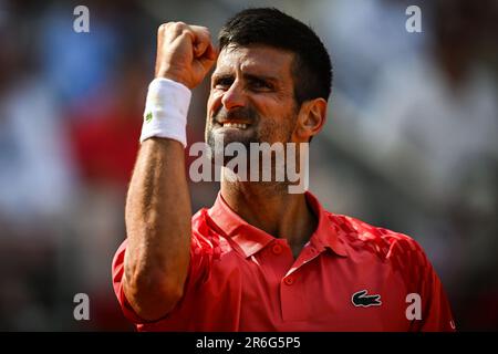 Parigi, Francia, Francia. 9th giugno, 2023. Novak DJOKOVIC di Serbia celebra il suo punto di incontro durante il tredicesimo giorno di Roland-Garros 2023, French Open 2023, torneo di tennis Grand Slam allo stadio Roland-Garros il 09 giugno 2023 a Parigi, Francia. (Credit Image: © Matthieu Mirville/ZUMA Press Wire) SOLO PER USO EDITORIALE! Non per USO commerciale! Foto Stock