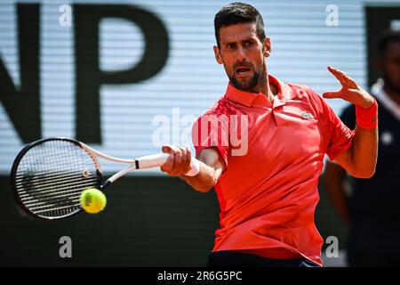 Parigi, Francia. 9th giugno, 2023. NOVAK DJOKOVIC di Serbia è una vittoria via da un record 23rd uomini del titolo principale dopo essere passato nella finale Open francese battendo Carlos Alcaraz in un concorso rovinato da un infortunio per lo spagnolo. Alcaraz si alzò presto nel terzo con la crampata. Djokovic ha approfittato per scappare con una vittoria di 6-3 5-7 6-1 6-1. (Credit Image: © Matthieu Mirville/ZUMA Press Wire) SOLO PER USO EDITORIALE! Non per USO commerciale! Foto Stock