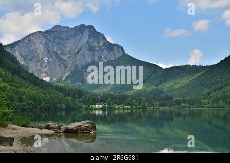 Vorderer Langbathsee in una bella giornata estiva Foto Stock